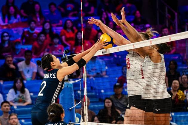 (250712) -- ARLINGTON, July 12, 2025 -- Zhuang Yushan (L) of China passes the ball during the match between Canada and China at the Women s Volleyball Nations League (VNL) 2025 in Arlington, the United States, July 11, 2025. (Photo by Xinhua) (SP)U.S.-ARLINGTON-VOLLEYBALL-NATIONS LEAGUE-WOMEN ChenxChen 
