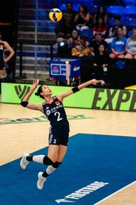 (250712) -- ARLINGTON, July 12, 2025 -- Zhuang Yushan of China serves the ball during the match between Canada and China at the Women s Volleyball Nations League (VNL) 2025 in Arlington, the United States, July 11, 2025. (Photo by Xinhua) (SP)U.S.-ARLINGTON-VOLLEYBALL-NATIONS LEAGUE-WOMEN ChenxChen 
