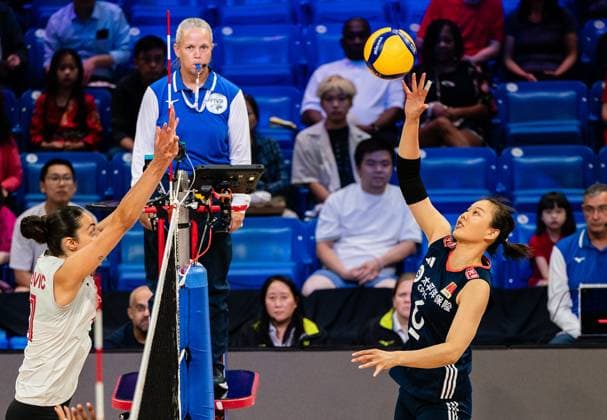 (250712) -- ARLINGTON, July 12, 2025 -- Gong Xiangyu (R) of China spikes the ball during the match between Canada and China at the Women s Volleyball Nations League (VNL) 2025 in Arlington, the United States, July 11, 2025. (Photo by Xinhua) (SP)U.S.-ARLINGTON-VOLLEYBALL-NATIONS LEAGUE-WOMEN ChenxChen 