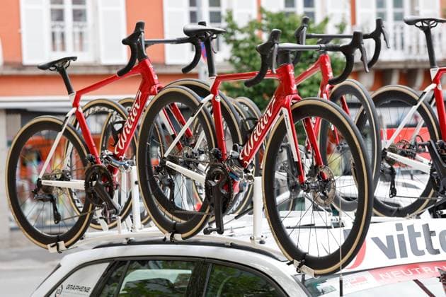 CYCLING - Tour of Austria 2025 INNSBRUCK,AUSTRIA,12.JUL.25 - CYCLING - Tour of Austria, stage 3, Innsbruck - Kuehtai. Image shows a car with bicycles on top.  GEPAxpictures xMichaelxKristen