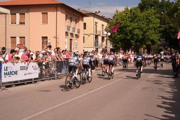 gestures as he awaits the start of the during the 7th stage of the Giro d™Italia Women, from Fermignano to Monte Nerone, Italy Saturday, July 12, 2025. - cycling .  Copyright: xMassimoxPaolone LaPressex