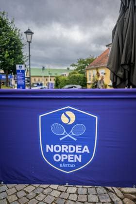 250712 The logo of Nordea Open ahead of of Nordea Open on July 12, 2025 in Bastad. Photo: Mathilda Schuler BILDBYRAN kod MA MA0844 tennis WTA, Tennis Damen 125 nordea open dubbelfinal dam bbeng genre logo logga Copyright: MATHILDAxSCHULER BB250712MA005