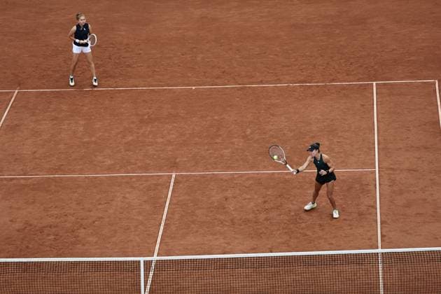 BASTAD, SVERIGE 20250712 Berfu Cengiz, Turkiet, och Irene Burillo, Spanien, under lördagens final i damernas dubbel under tennisturneringen Nordea Open i Bastad. BASTAD SVERIGE x9200x