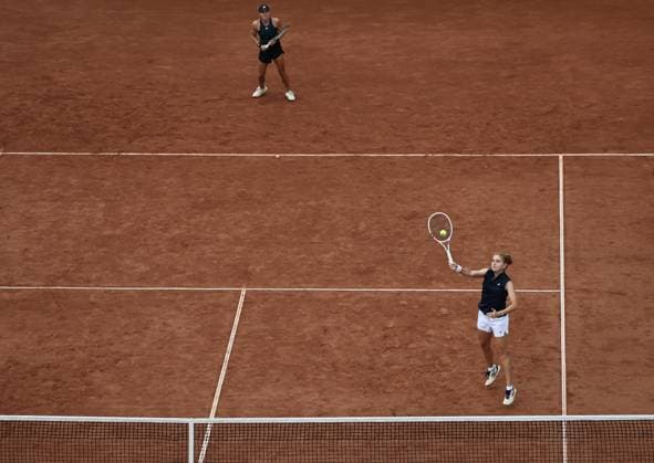 BASTAD, SVERIGE 20250712 Berfu Cengiz, Turkiet, framme och Irene Burillo, Spanien, under lördagens final i damernas dubbel under tennisturneringen Nordea Open i Bastad. BASTAD SVERIGE x9200x