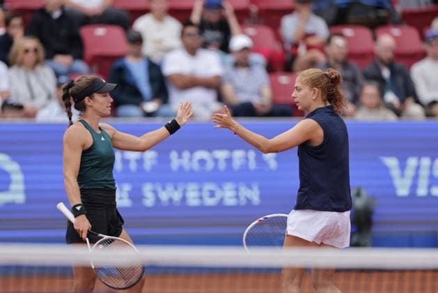 BASTAD, SVERIGE 20250712 Irene Burillo, Spanien, och Berfu Cengiz, Turkiet, under lördagens final i damernas dubbel under tennisturneringen Nordea Open i Bastad. BASTAD SVERIGE x9200x