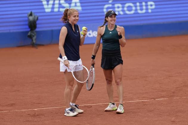 BASTAD, SVERIGE 20250712 Berfu Cengiz, Turkiet, och Irene Burillo, Spanien, under lördagens final i damernas dubbel under tennisturneringen Nordea Open i Bastad. BASTAD SVERIGE x9200x