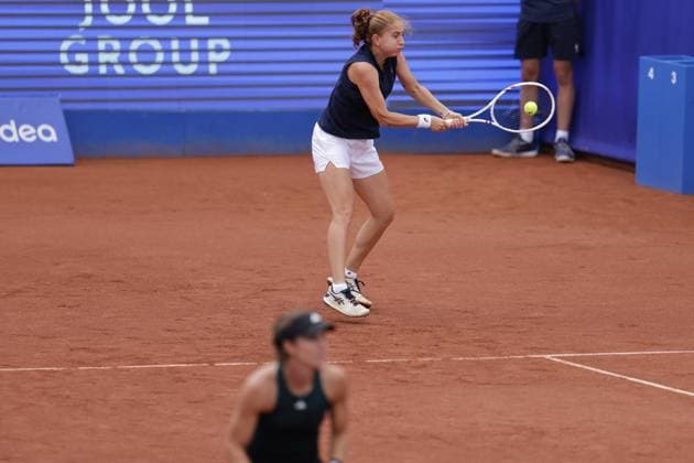 BASTAD, SVERIGE 20250712 Berfu Cengiz, Turkiet, och Irene Burillo, Spanien, under lördagens final i damernas dubbel under tennisturneringen Nordea Open i Bastad. BASTAD SVERIGE x9200x