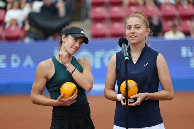 BASTAD, SVERIGE 20250712 Irene Burillo, Spanien, och Berfu Cengiz, Turkiet, med sina andra pris efter förusten i lördagens final i damernas dubbel under tennisturneringen Nordea Open i Bastad. BASTAD SVERIGE x9200x