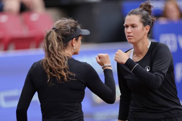 BASTAD, SVERIGE 20250712 Miriam Skoch (th) och Jesika Maleckova Tjeckien, i lördagens final i damernas dubbel under tennisturneringen Nordea Open i Bastad. BASTAD SVERIGE x9200x