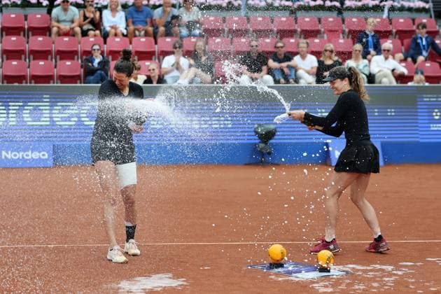 BASTAD, SVERIGE 20250712 Miriam Skoch och Jesika Maleckova Tjeckien, firar efter segern i lördagens final i damernas dubbel under tennisturneringen Nordea Open i Bastad. BASTAD SVERIGE x9200x
