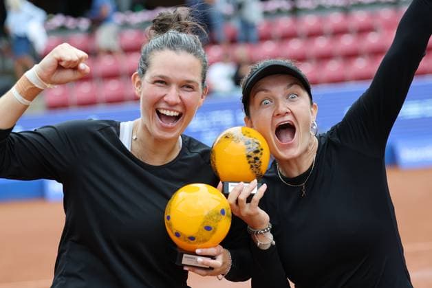 BASTAD, SVERIGE 20250712 Miriam Skoch och Jesika Maleckova Tjeckien, jublar efter segern i lördagens final i damernas dubbel under tennisturneringen Nordea Open i Bastad. BASTAD SVERIGE x9200x