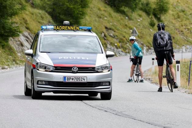 CYCLING - Tour of Austria 2025 KUEHTAI,AUSTRIA,12.JUL.25 - CYCLING - Tour of Austria, stage 3, Innsbruck - Kuehtai. Image shows police car.  GEPAxpictures xMichaelxKristen