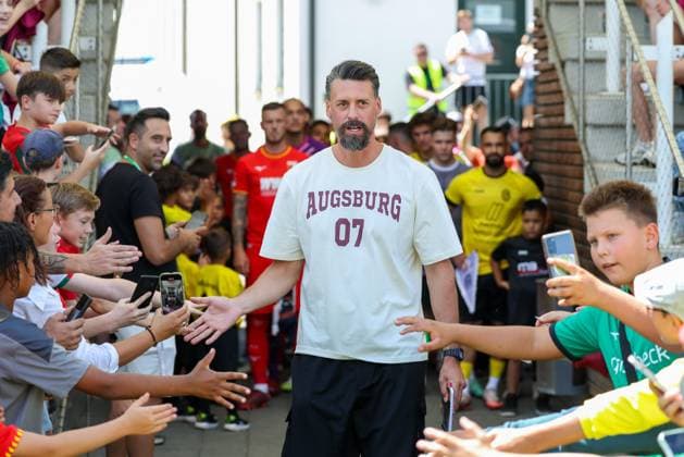 Chef-Trainer Sandro Wagner (FC Augsburg) klatscht die Fans beim Einlauf ab, TSV Gersthofen vs. FC Augsburg, Fussball, Testspiel, 12.07.2025 Gersthofen Bayern Deutschland *** Head coach Sandro Wagner FC Augsburg applauds the fans at the entrance, TSV Gersthofen vs FC Augsburg, Soccer, Test match, 12 07 2025 Gersthofen Bayern Germany Copyright: xkolbert-press ChristianxKolbertx