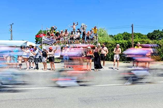 Tour de France 2025 Stage 8 LAVAL ESPACE MAYENNE, FRANCE - JULY 12 : Illustration picture of fans during stage 8 of the 112th edition of Tour de France an UCI World Tour 2.UWT cycling road race stage for Men Elite of 174 km with start in Saint-Meen-le-Grand and finish in Laval Espace Mayenne on July 12, 2025 in Laval Espace Mayenne, France, 12 07 2025 ( Motordriver Kenny Verfaillie - Laval Espace Mayenne France  Copyright: xPetexGodingx