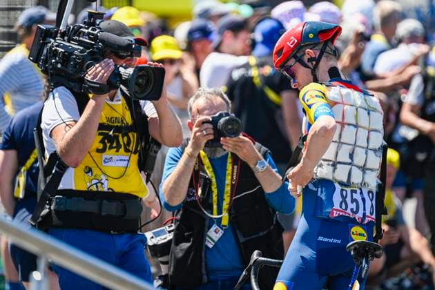 Tour de France 2025 Stage 8 LAVAL ESPACE MAYENNE, FRANCE - JULY 12 : Skjelmose Mattias (DEN) of Lidl - Trek with ice packs before the start of the race during stage 8 of the 112th edition of Tour de France an UCI World Tour 2.UWT cycling road race stage for Men Elite of 174 km with start in Saint-Meen-le-Grand and finish in Laval Espace Mayenne on July 12, 2025 in Laval Espace Mayenne, France, 12 07 2025 ( Motordriver Kenny Verfaillie - Laval Espace Mayenne France  Copyright: xJanxDexMeuleneirx
