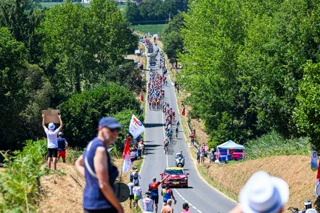 Tour de France 2025 Stage 8 LAVAL ESPACE MAYENNE, FRANCE - JULY 12 : Illustration picture of the peloton during stage 8 of the 112th edition of Tour de France an UCI World Tour 2.UWT cycling road race stage for Men Elite of 174 km with start in Saint-Meen-le-Grand and finish in Laval Espace Mayenne on July 12, 2025 in Laval Espace Mayenne, France, 12 07 2025 ( Motordriver Kenny Verfaillie - Laval Espace Mayenne France  Copyright: xPetexGodingx