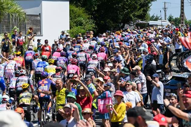 Tour de France 2025 Stage 8 LAVAL ESPACE MAYENNE, FRANCE - JULY 12 : Illustration picture of the peloton during stage 8 of the 112th edition of Tour de France an UCI World Tour 2.UWT cycling road race stage for Men Elite of 174 km with start in Saint-Meen-le-Grand and finish in Laval Espace Mayenne on July 12, 2025 in Laval Espace Mayenne, France, 12 07 2025 ( Motordriver Kenny Verfaillie - Laval Espace Mayenne France  Copyright: xPetexGodingx