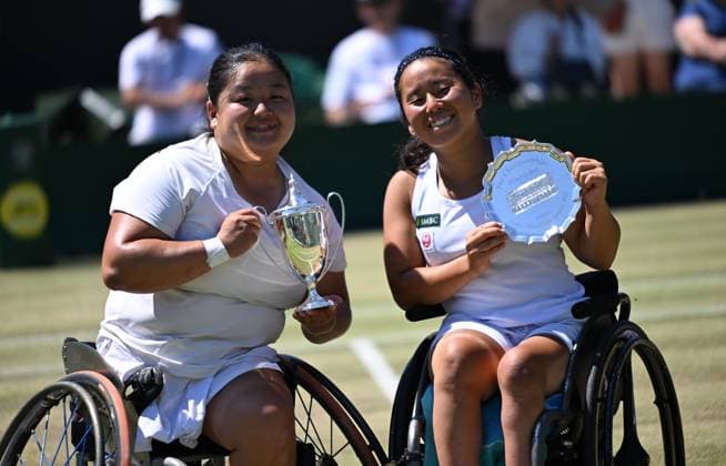 (250712) -- LONDON, July 12, 2025 -- Wang Ziying (L) of China poses with Kamiji Yui of Japan during the awarding ceremony for women s wheelchair singles at the Wimbledon Tennis Championships in London, Britain, July 12, 2025. ) (SP)BRITAIN-LONDON-WHEELCHAIR TENNIS-WIMBLEDON-WOMEN S SINGLES-FINAL LixYing 