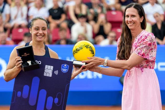 250712 Elisabetta Cocciaretto of Italy and Tournament Director Sofia Arivdsson after the singel final of Nordea Open on July 12, 2025 in Bastad. Photo: Mathilda Schuler BILDBYRAN kod MA MA0844 tennis WTA, Tennis Damen 125 nordea open singelfinal dam bbeng Copyright: MATHILDAxSCHULER BB250712MA075