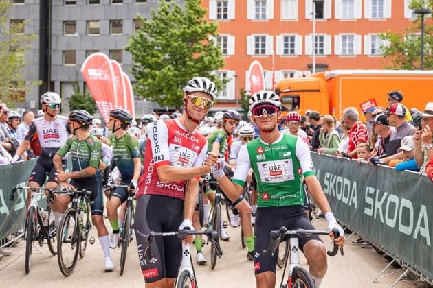 12.07.2025, Kühtai, AUT, Tour of Austria 2025, Etappe 4 von Innsbruck nach Kühtai (117,1 km), im Bild v.l. Felix Grossschartner (AUT, UAE TEAM EMIRATES XRG), Isaac Del Toro Romero (MEX, UAE TEAM EMIRATES XRG) v.l. Felix Grossschartner (AUT, UAE TEAM EMIRATES XRG), Isaac Del Toro Romero (MEX, UAE TEAM EMIRATES XRG) before the start of the stage 4 from Innsbruck to Kühtai (117,1 km) of the Tour of Austria. Kühtai, Austria on 2025 07 12. Expa Kühtai