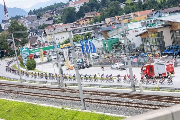 12.07.2025, Kühtai, AUT, Tour of Austria 2025, Etappe 4 von Innsbruck nach Kühtai (117,1 km), im Bild Peleton bei Telfs Peleton bei Telfs during the stage 4 from Innsbruck to Kühtai (117,1 km) of the Tour of Austria. Kühtai, Austria on 2025 07 12. Expa Kühtai