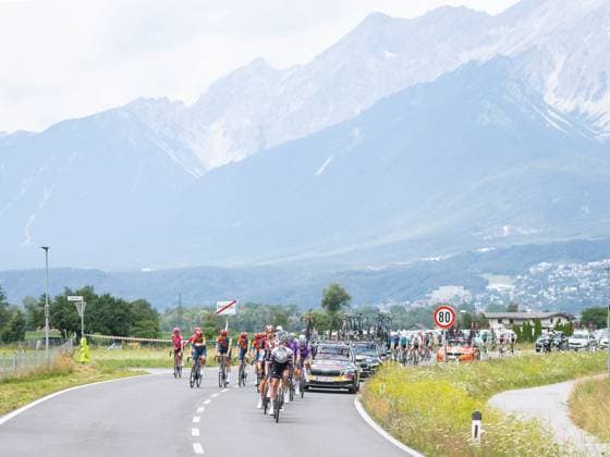 12.07.2025, Kühtai, AUT, Tour of Austria 2025, Etappe 4 von Innsbruck nach Kühtai (117,1 km), im Bild Peleton, Julius Johansen (DEN, UAE TEAM EMIRATES XRG) bei Pettnau Peleton, Julius Johansen (DEN, UAE TEAM EMIRATES XRG) bei Pettnau during the stage 4 from Innsbruck to Kühtai (117,1 km) of the Tour of Austria. Kühtai, Austria on 2025 07 12. Expa Kühtai