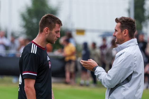 links nach rechts: Robin Knoche 31 (1FC Nuernberg) im Gespraech mit Chef-Trainer Miroslave Klose (1. FC Nuernberg), 1. FC Nuernberg vs. 1. FC Schweinfurt 1905, Fussball, 2. Bundesliga, DFL, Saison 2025 2026, Vorbereitungsspiel, 12.07.2025 DFB regulations prohibit any use of photographs as image sequences and or quasi-video Nuernberg Bayern Deutschland *** left to right Robin Knoche 31 1FC Nuernberg in conversation with head coach Miroslave Klose 1 FC Nuernberg , 1 FC Nuernberg vs 1 FC Schweinfurt 1905, Fußball, 2 Bundesliga, DFL, Saison 2025 2026, Vorbereitungsspiel, 12 07 2025 DFB regulations prohibit any use of photographs as image sequences and or quasi video Nuernberg Bayern Germany Copyright: xkolbert-press MartinxAgüerax