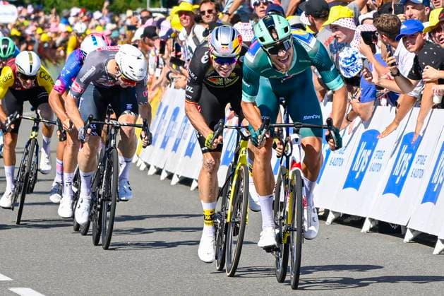 Tour de France 2025 Stage 8 LAVAL ESPACE MAYENNE, FRANCE - JULY 12 : Milan Jonathan (BEL) of Lidl - Trek, Van Aert Wout (BEL) of Team Visma - Lease a Bike at the finish line during stage 8 of the 112th edition of Tour de France an UCI World Tour 2.UWT cycling road race stage for Men Elite of 174 km with start in Saint-Meen-le-Grand and finish in Laval Espace Mayenne on July 12, 2025 in Laval Espace Mayenne, France, 12 07 2025 ( Motordriver Kenny Verfaillie - Laval Espace Mayenne France  Copyright: xJanxDexMeuleneirx