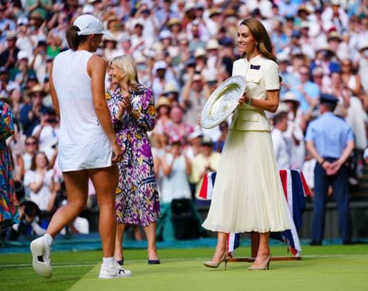 Catherine Princess of Wales presents the Venus Rosewater Dish to Iga Swiatek after her victory in the Ladies Singles Final Wimbledon Tennis Championships, Day 13, The All England Lawn Tennis and Croquet Club, London, UK - 12 Jul 2025London The All England Lawn Tennis and United Kingdom  Copyright: xJavierxGarcia Shutterstockx 15392293ce
