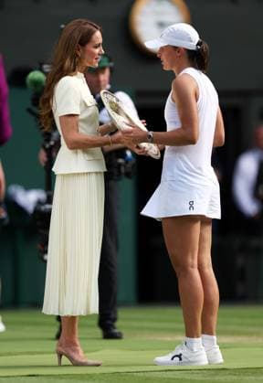 Catherine Princess of Wales presents the Venus Rosewater Dish to Iga Swiatek after her victory in the Ladies Singles Final Wimbledon Tennis Championships, Day 13, The All England Lawn Tennis and Croquet Club, London, UK - 12 Jul 2025London The All England Lawn Tennis and United Kingdom  Copyright: xEllaxLing Shutterstockx 15392295ai