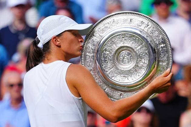 Iga Swiatek celebrates with the Venus Rosewater Dish after victory in the Ladies Singles Final Wimbledon Tennis Championships, Day 13, The All England Lawn Tennis and Croquet Club, London, UK - 12 Jul 2025London The All England Lawn Tennis and United Kingdom  Copyright: xJavierxGarcia Shutterstockx 15392293cs