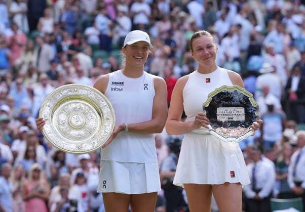 Iga Swiatek of Poland with the Venus Rosewater Dish (left) and Amanda Anisimova of United States of America with the runners up trophy after the Ladies Singles Final on day thirteen of The Championships Wimbledon 2025 at All England Lawn Tennis and Croquet Club on July 12, 2025 in London, England.  Copyright: xHiroshixSatox