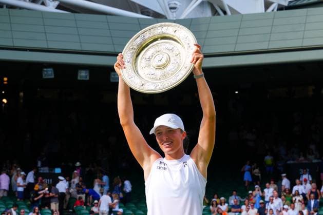 Iga Swiatek celebrates with the Venus Rosewater Dish after victory in the Ladies Singles Final Wimbledon Tennis Championships, Day 13, The All England Lawn Tennis and Croquet Club, London, UK - 12 Jul 2025London The All England Lawn Tennis and United Kingdom  Copyright: xJavierxGarcia Shutterstockx 15392293df