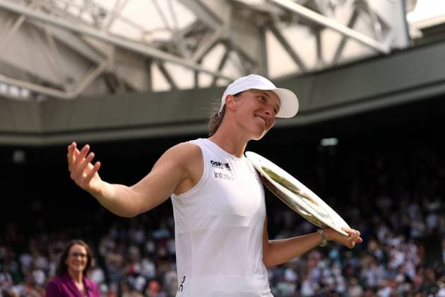 Iga Swiatek celebrates with the Venus Rosewater Dish after victory in the Ladies Singles Final Wimbledon Tennis Championships, Day 13, The All England Lawn Tennis and Croquet Club, London, UK - 12 Jul 2025London The All England Lawn Tennis and United Kingdom  Copyright: xEllaxLing Shutterstockx 15392295bk