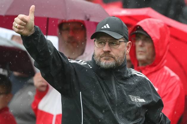12.07.2025, xtgx, Fussball Testspiel, Brandenburger SC Süd - 1. FC Union Berlin emspor, v.l. Steffen Baumgart (Union Berlin, Trainer) Daumen hoch gibt Anweisungen, gestikuliert mit den Armen, gesticulate, gives instructions (DFL DFB REGULATIONS PROHIBIT ANY USE OF PHOTOGRAPHS as IMAGE SEQUENCES and or QUASI-VIDEO) Brandenburg an der Havel *** 12 07 2025, xtgx, football test match, Brandenburger SC Süd 1 FC Union Berlin emspor, v l Steffen Baumgart Union Berlin, coach thumbs up gives instructions, gestures with arms, gesticulates, gives instructions DFL DFB REGULATIONS PROHIBIT ANY USE OF PHOTOGRAPHS as IMAGE SEQUENCES and or QUASI VIDEO Brandenburg an der Havel