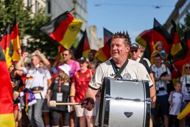 CHE, Zürich, Schweden vs Deutschland, Länderspiel, UEFA ,Stadion Letzigrund, UEFA European Women s Championship 2025, Gruppenphase, Spiel 3 im Bild: Fanwalk Fanclub Nationalmannschaft, Fans Deutschland beim Fanwald zum Stadion vor dem Spiel gegen Schweden DFB DFL REGULATIONS PROHIBIT ANY USE OF PHOTOGRAPHS AS IMAGE SEQUENCES AND OR QUASI-VIDEO, 12.07.2025, *** CHE, Zurich, Sweden vs Germany, international match, UEFA ,Stadion Letzigrund, UEFA European Women s Championship 2025, group stage, match 3 in picture Fanwalk Fanclub Nationalmannschaft, Fans Germany at the Fanwald to the stadium before the match against Sweden DFB DFL REGULATIONS PROHIBIT ANY USE OF PHOTOGRAPHS AS IMAGE SEQUENCES AND OR QUASI VIDEO, 12 07 2025, Copyright: HMBxMedia HendrikxHamelau