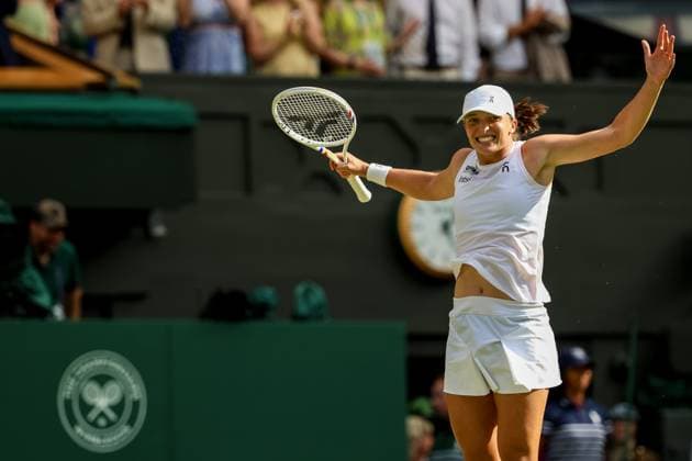 Wimbledon 2025 Iga Swiatek celebrates winning Wimbledon 2025 tennis tournament in London England on 11 July 2025. London England  Copyright: xFotoxOlimpikx originalFilename:jastrzebowski-wimbledo250711_npeLg.jpg