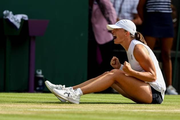 Wimbledon 2025 Iga Swiatek celebrates winning Wimbledon 2025 tennis tournament in London England on 11 July 2025. London England  Copyright: xFotoxOlimpikx originalFilename:jastrzebowski-wimbledo250711_npLDW.jpg