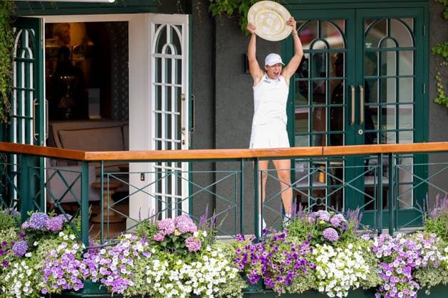 Wimbledon 2025 Iga Swiatek celebrates winning Wimbledon 2025 tennis tournament in London England on 11 July 2025. London England  Copyright: xFotoxOlimpikx originalFilename:jastrzebowski-wimbledo250711_npT02.jpg