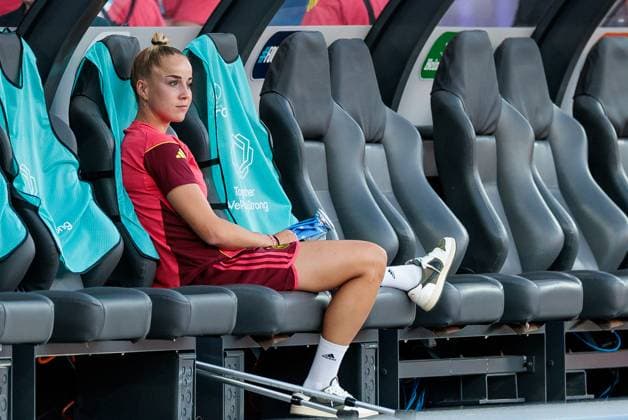 UEFA Women’s Euro 2025: Schweden - Deutschland; 12.07.2025 Giulia Gwinn (Deutschland, 7) auf der Bank mit Krücken UEFA Women’s Euro 2025: Schweden - Deutschland; Zürich, Letzigrund am 12.07.2025 *** UEFA Womens Euro 2025 Sweden Germany 12 07 2025 Giulia Gwinn Germany, 7 on the bench with crutches UEFA Womens Euro 2025 Sweden Germany Zurich, Letzigrund on 12 07 2025 Copyright: xBEAUTIFULxSPORTS Wunderlx