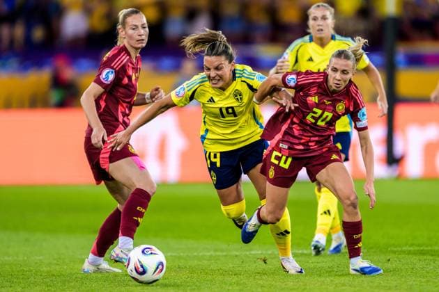 250712 Johanna Rytting Kaneryd of Sweden and Elisa Senss of Germany during the UEFA Women s Euro 2025 group stage football match between between Sweden and Germany on July 12, 2025 in Zurich. Photo: Ludvig Thunman BILDBYRAN kod LT LT0714 fotboll football soccer fotball fotbolls-em europamästerskap em uefa womens euro uefa womens european football championship womens euro 2025 dam kvinner women sverige sweden germany deutschland tyskland bbeng *** 250712 Johanna Rytting Kaneryd of Sweden and Elisa Senss of Germany during the UEFA Women s Euro 2025 group stage football match between between Sweden and Germany on July 12, 2025 in Zurich Photo Ludvig Thunman BILDBYRAN code LT LT0714 fotboll football soccer fotbolls em europamästerskap em uefa womens euro uefa womens european football championship womens euro 2025 dam kvinner women sverige sweden germany deutschland tyskland bbeng  Copyright: LUDVIGxTHUNMAN BB250712LT051
