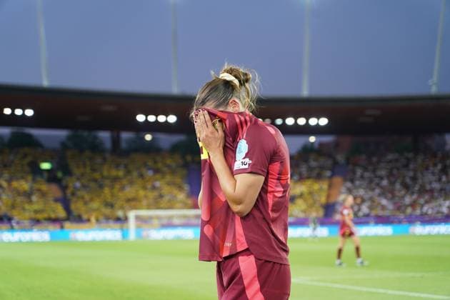 Carlotta Wamser (Deutschland, 5) muss mit Rot vom Platz und weint bitterlich - Zürich 12.07.2025: Deustchland vs. Schweden, Letzigrund, Womens Euro 2025, Gruppe C, 3. Spieltag *** Carlotta Wamser Germany, 5 has to leave the pitch with red and cries bitterly Zurich 12 07 2025 Germany vs Sweden, Letzigrund, Womens Euro 2025, Group C, Matchday 3