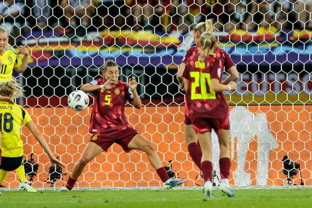 UEFA Women’s Euro 2025: Schweden - Deutschland; 12.07.2025 Carlotta Wamser (Deutschland, 5) versucht zu retten - Handspiel, Rot UEFA Women’s Euro 2025: Schweden - Deutschland; Zürich, Letzigrund am 12.07.2025 Copyright: xBEAUTIFULxSPORTS Wunderlx