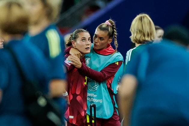 UEFA Women’s Euro 2025: Schweden - Deutschland; 12.07.2025 Carlotta Wamser (Deutschland, 5) verlässt den Platz mit Rot, Selina Cerci (Deutschland, 15) tröstet UEFA Women’s Euro 2025: Schweden - Deutschland; Zürich, Letzigrund am 12.07.2025 Copyright: xBEAUTIFULxSPORTS Wunderlx