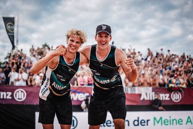 Beachvolleyball Männer Allianz German Beach Tour 2025 Tourstop München 12.07.2025 v.l. Tamo Wüst und Tristan Fröbel jubeln nach dem Sieg München Zentraler Hochschulsport Münche Bayern Deutschland