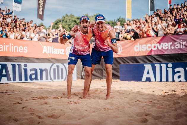 Beachvolleyball Männer Allianz German Beach Tour 2025 Tourstop München 12.07.2025 v.l. Tilo Rietschel und Momme Lorenz jubeln nach dem Sieg München Zentraler Hochschulsport Münche Bayern Deutschland
