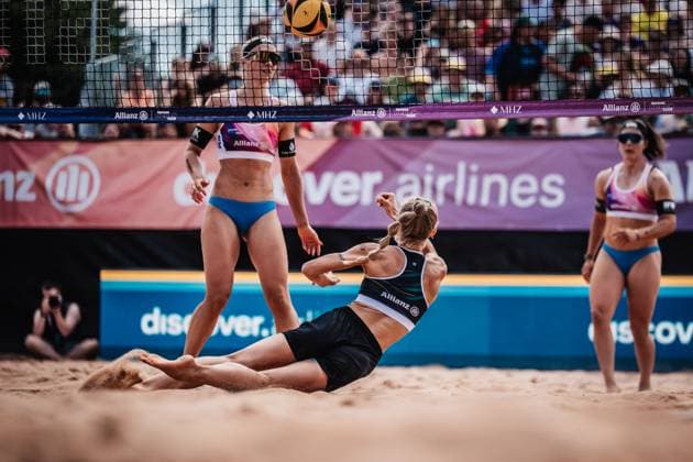 Beachvolleyball Frauen Allianz German Beach Tour 2025 Tourstop München 12.07.2025 Paula Schürholz spielt den Ball München Zentraler Hochschulsport Münche Bayern Deutschland