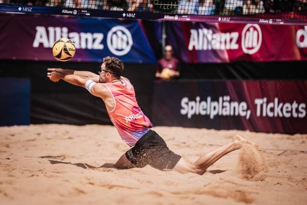 Beachvolleyball Männer Allianz German Beach Tour 2025 Tourstop München 12.07.2025 Jonas Sagstetter spielt den Ball München Zentraler Hochschulsport Münche Bayern Deutschland