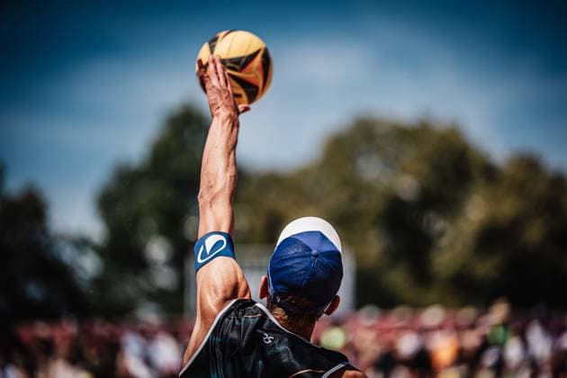 Beachvolleyball Männer Allianz German Beach Tour 2025 Tourstop München 12.07.2025 Aufschlag von Momme Lorenz München Zentraler Hochschulsport Münche Bayern Deutschland