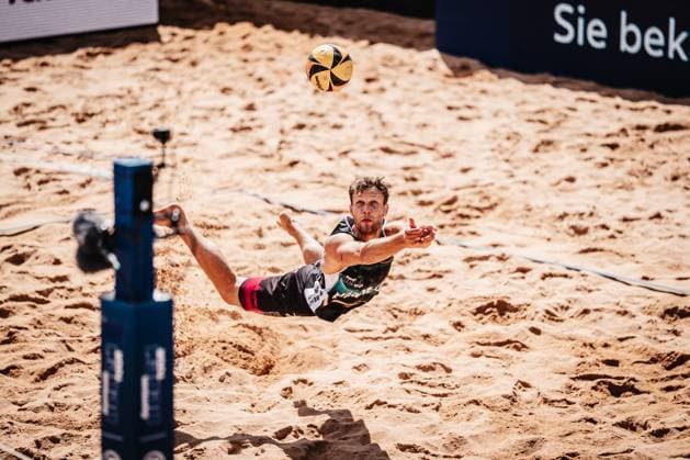 Beachvolleyball Männer Allianz German Beach Tour 2025 Tourstop München 12.07.2025 Eric Stadie-Seeber springt zum Ball München Zentraler Hochschulsport Münche Bayern Deutschland